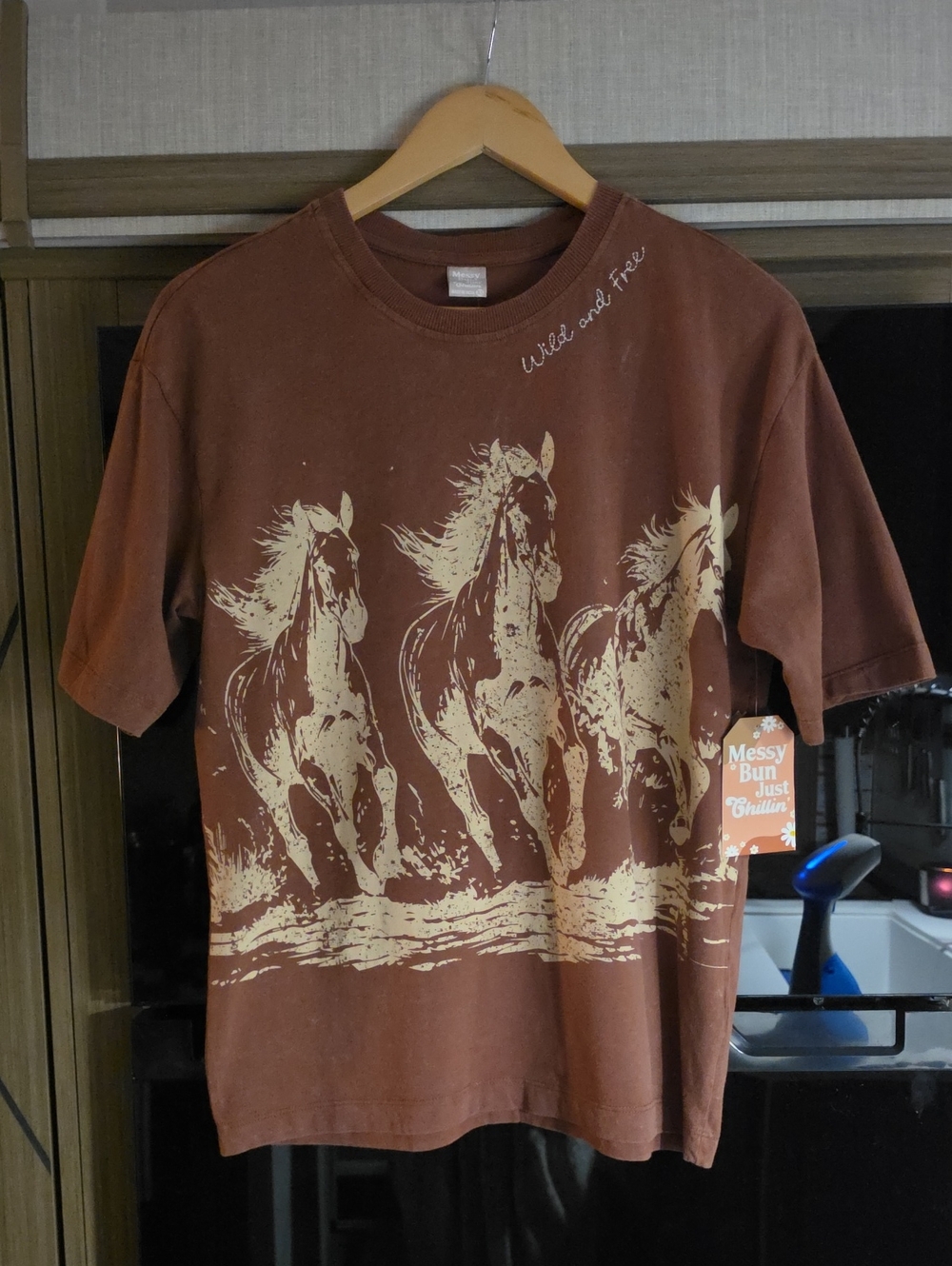 🐴NWT, SHORT SLEEVE GRAPHIC HORSE TEE" BY " MESSY BUN JUST CHILLIN"🐴